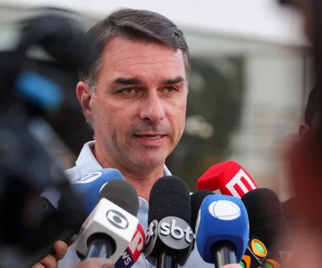 Em evento da Veja, Flávio Bolsonaro diz que Bolsa Família é 'direito adquirido'.