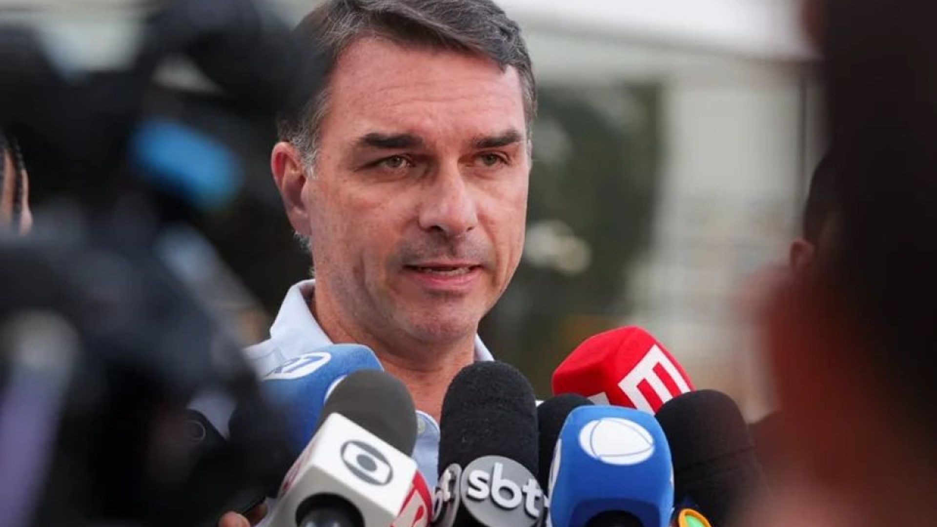 Em evento da Veja, Flávio Bolsonaro diz que Bolsa Família é 'direito adquirido'.