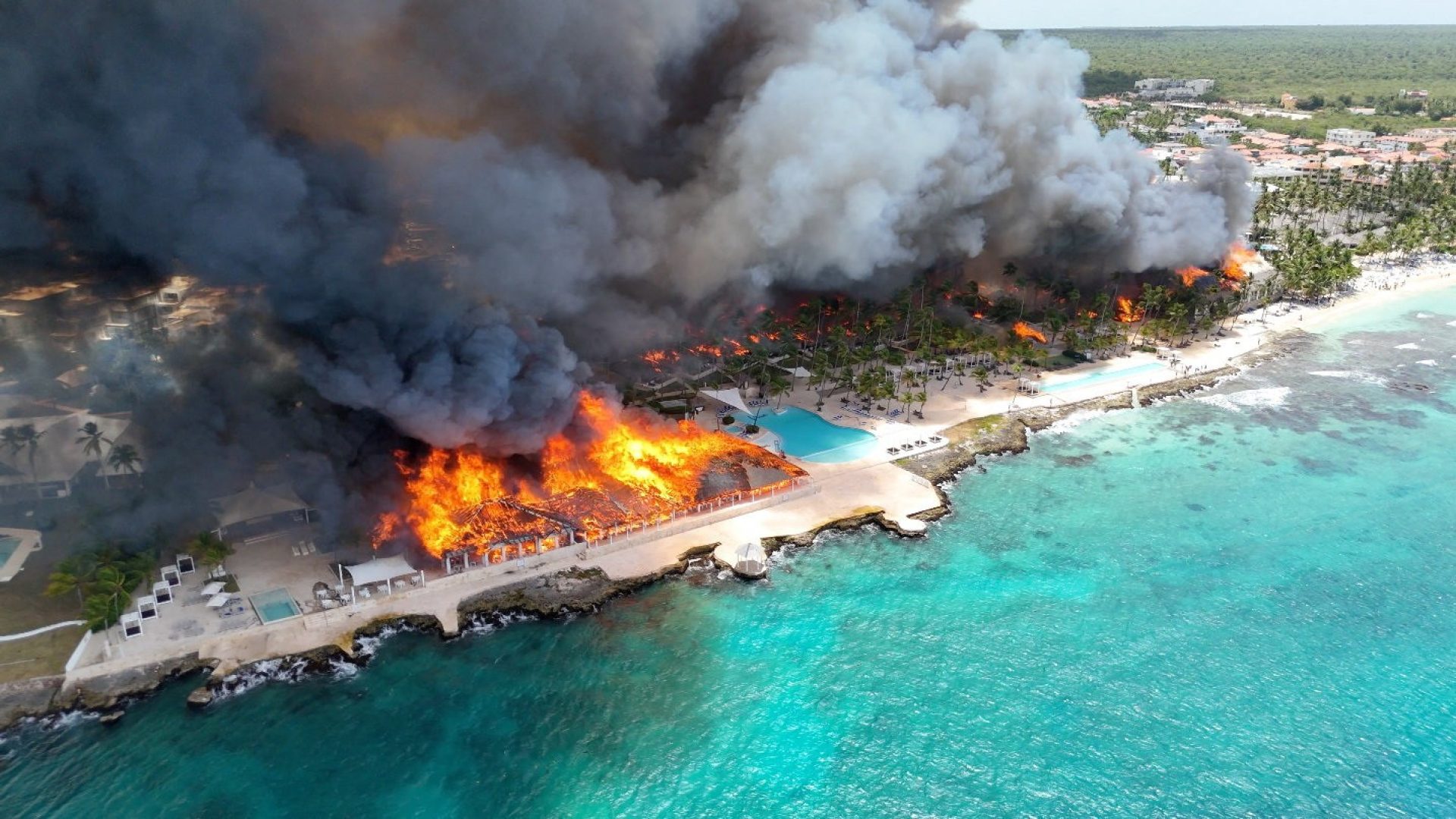 Incêndio em resort no Caribe causa morte e evacuação de 1,7 mil