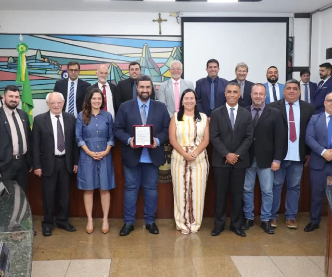 Leonardo Vasconcellos, recebendo o Voto de Congratulações