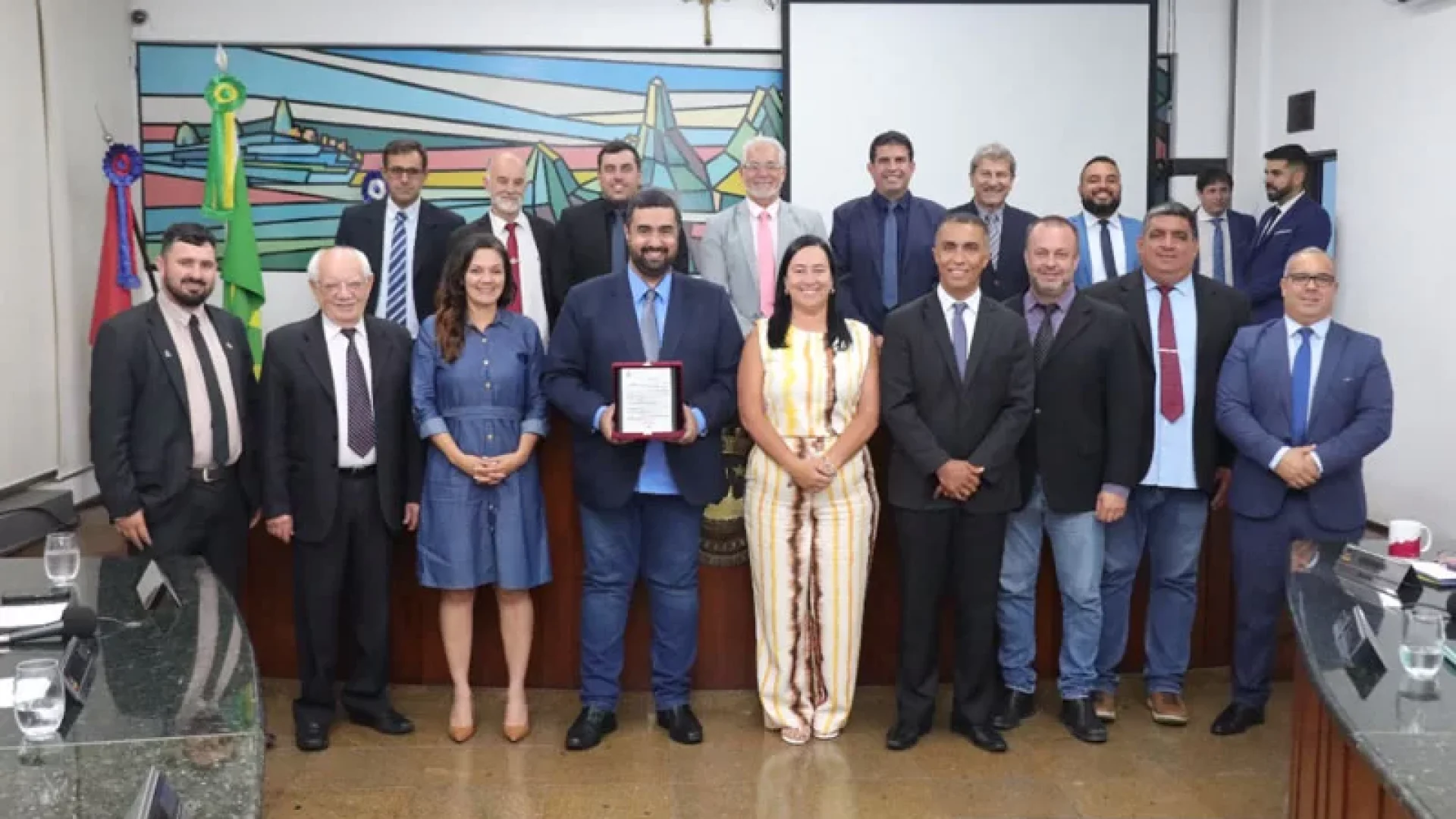 Leonardo Vasconcellos, recebendo o Voto de Congratulações