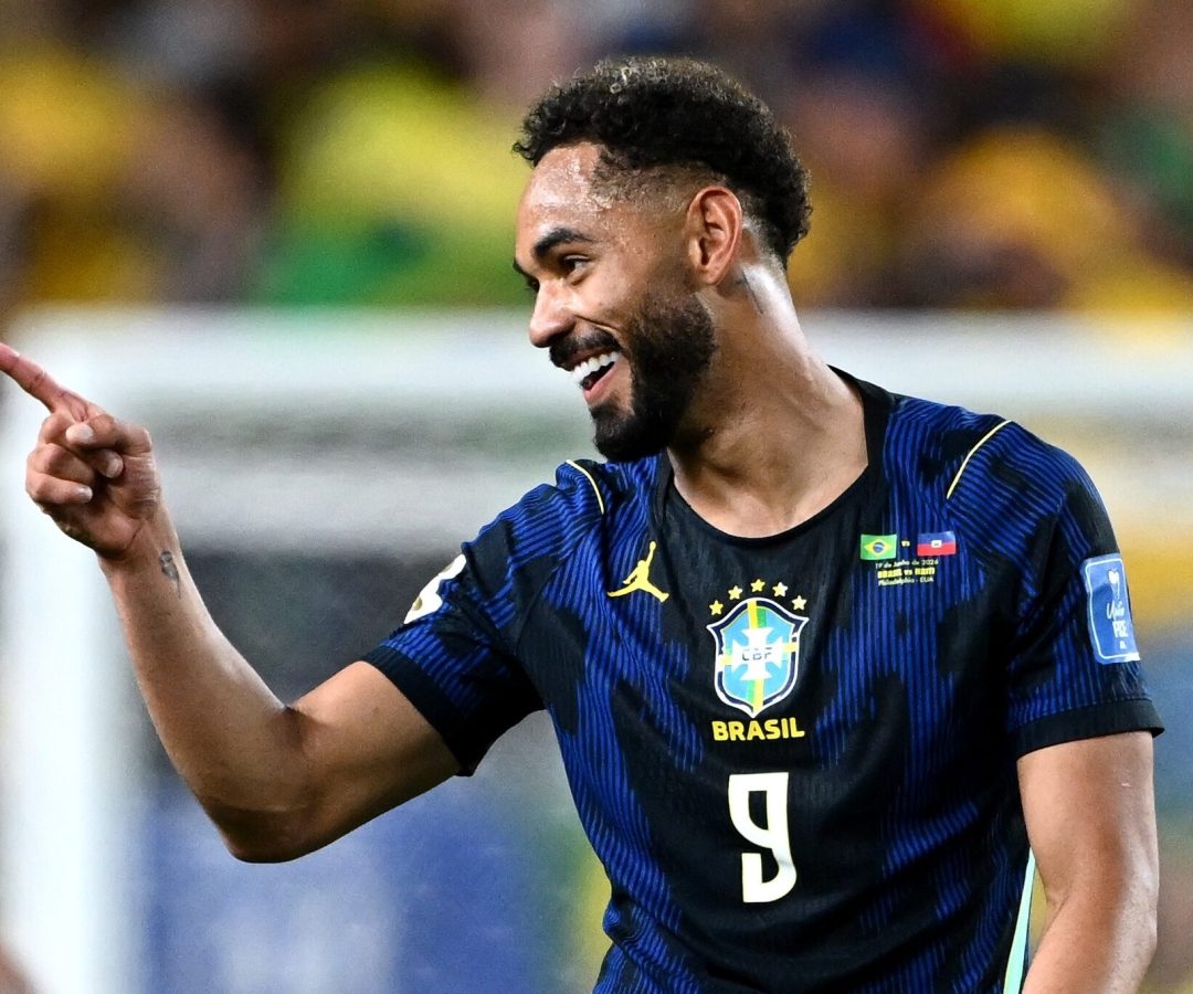 O camisa 9, Matheus Cunha dividiu com o zagueiro para abrir o placar. Brasil 1 x 0.
