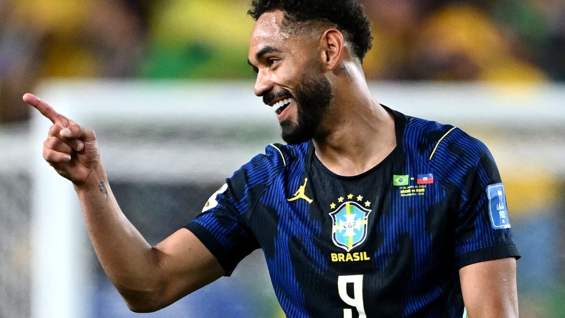 O camisa 9, Matheus Cunha dividiu com o zagueiro para abrir o placar. Brasil 1 x 0.