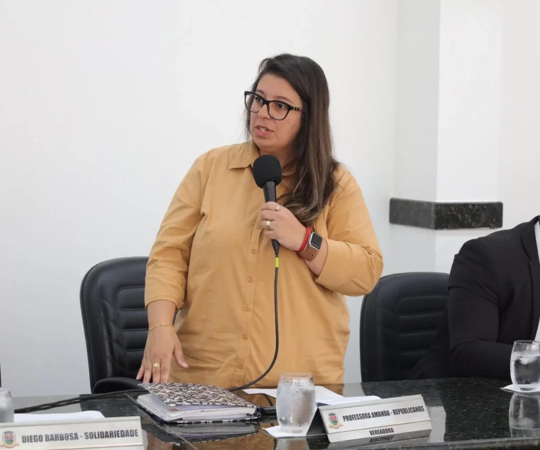 Vereadora e professora Amanda discursando no legislativo municipal