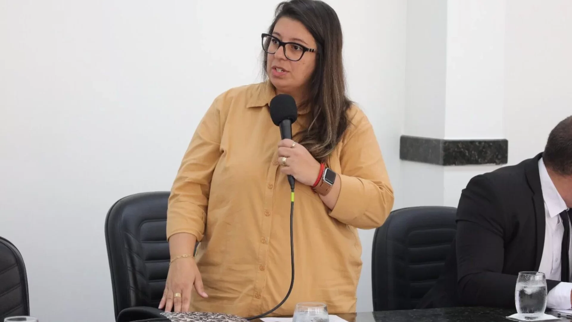 Vereadora e professora Amanda discursando no legislativo municipal