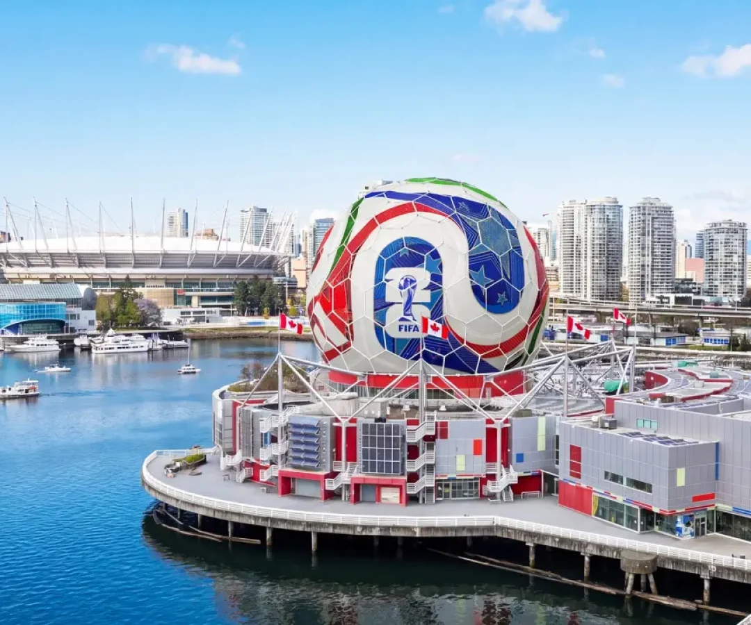 Science World, em Vancouver, sedia uma das exposições temáticas da Copa do Mundo de 2026 - e está envelopado com os padrões da bola usada na competição (Science World/Divulgação)