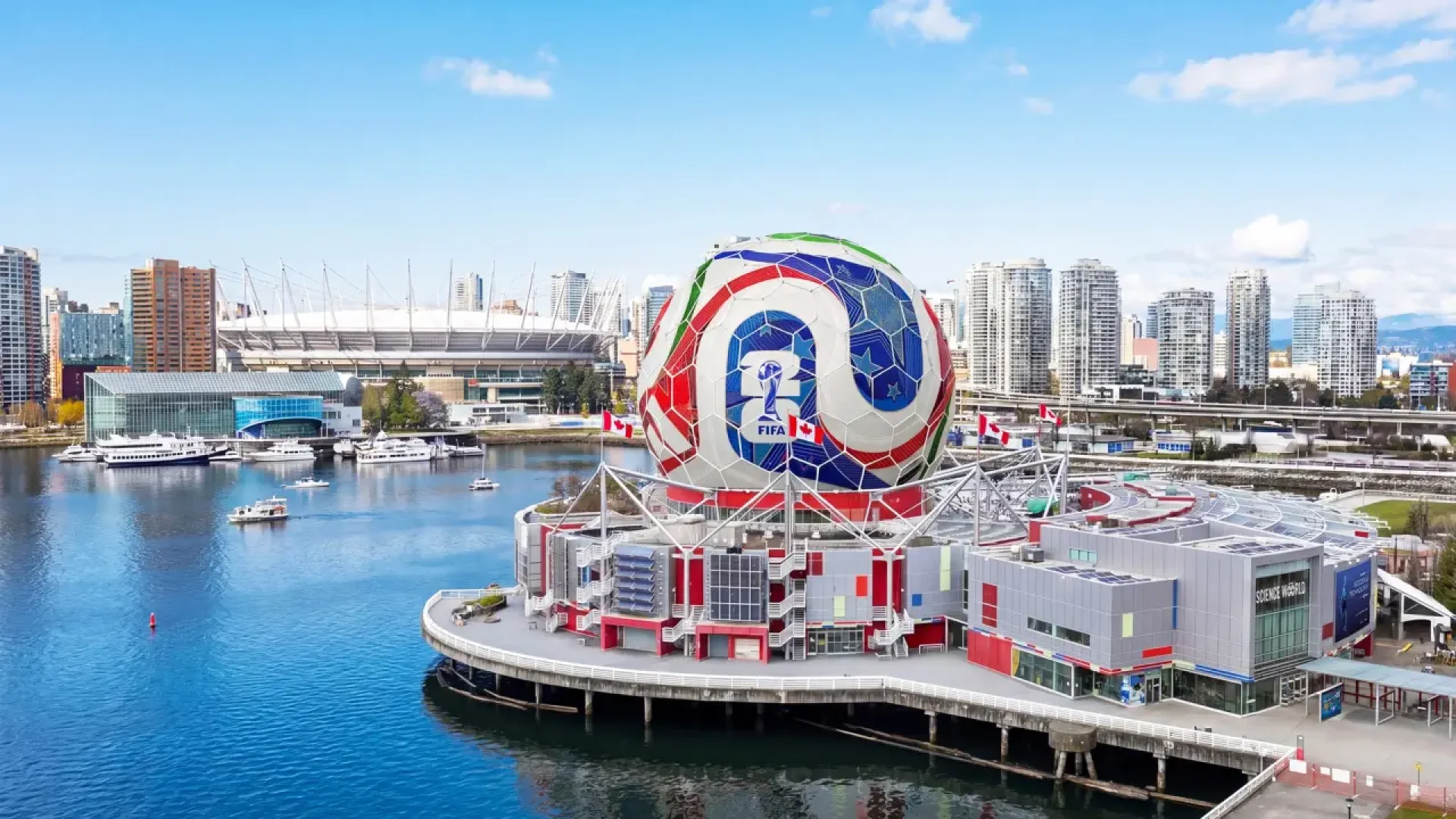 Science World, em Vancouver, sedia uma das exposições temáticas da Copa do Mundo de 2026 - e está envelopado com os padrões da bola usada na competição (Science World/Divulgação)