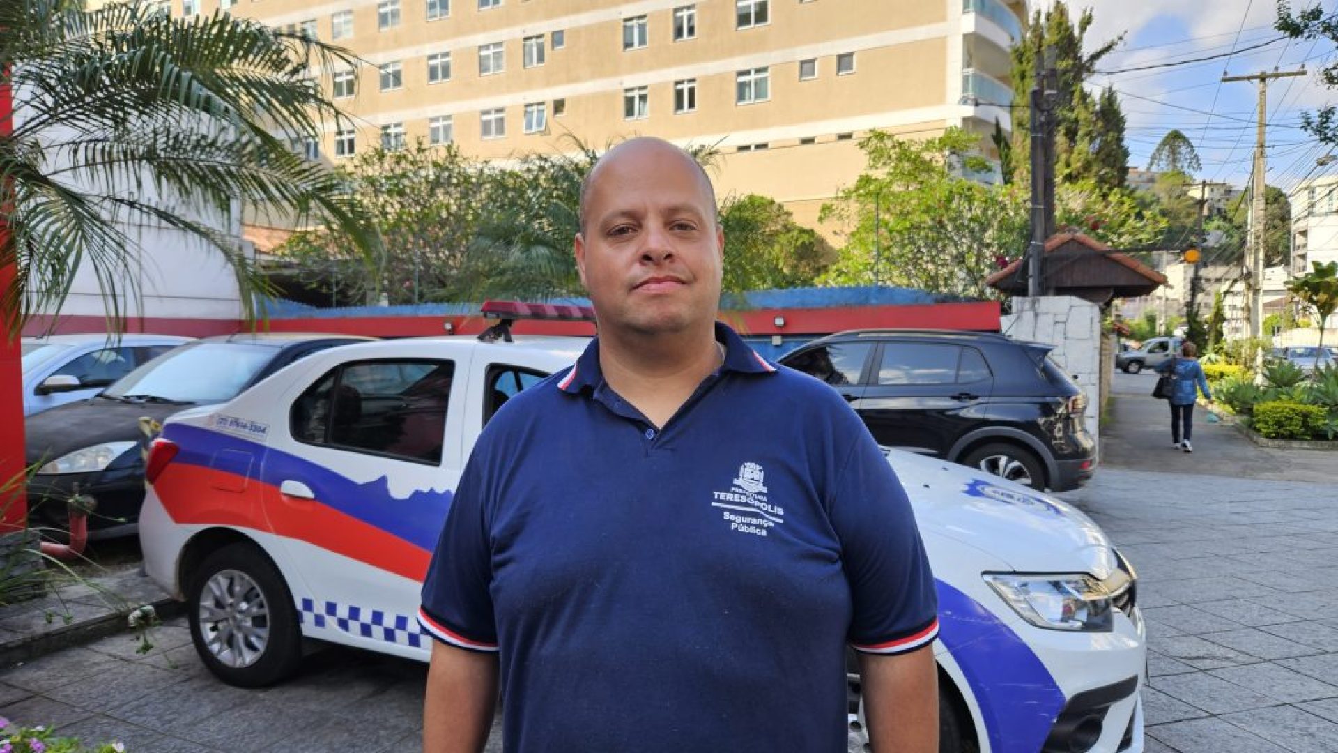 Agente autua condutores fora dos limites legais e gera confusão - Em vídeo